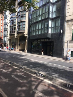 Piso muy céntrico, bien equipado con parking.